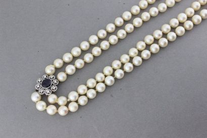 null 107- Collier deux rangs de perles, le fermoir en or (14k) est orné d'un saphir...