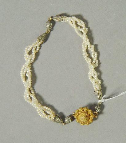 null 114- Bracelet torsadé quatre fils de semence de perles entrecoupés de motifs...