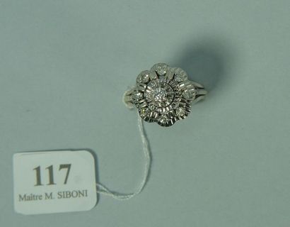 null 117- Bague ''Fleur'' en or gris et platine 900 millième ornée d'un diamant au...