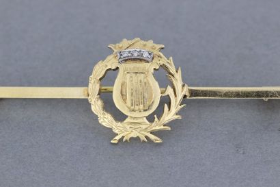 null 12- Barrette en or à motif de lyre surmontée d'une couronne et d'une ligne de...