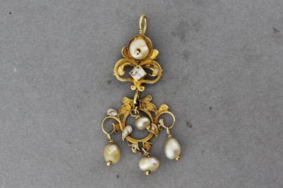 null 138- Pendentif en or d'époque 18ème enrichi de perles

Pds : 4,1 g