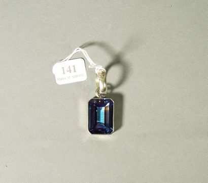 null 141- Pendentif en argent serti d'une pierre bleue