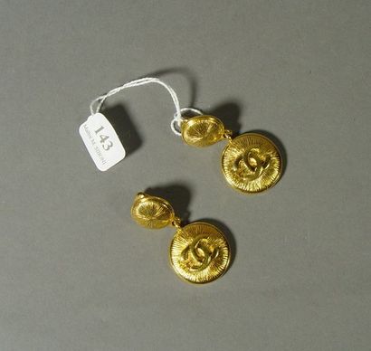 null 143- CHANEL

Paire de clips d'oreilles en métal doré