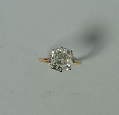 null 154- Bague en or jaune 750 millièmes ornée d'un diamant solitaire de taille...