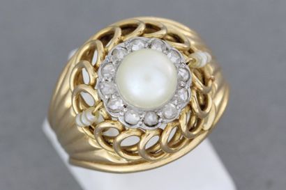 null 162- Bague 1950 en or ornée d'une perle dans un entourage de diamants. Pds :...