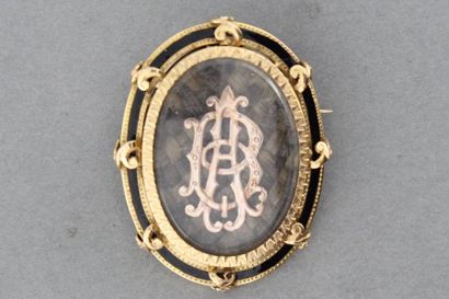 null 164- Broche Napoléon III en or ornée de monogramme sur cheveux tressés

Pds...