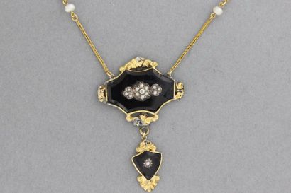 null 166- Collier Napoléon III en or orné de motifs enrichis d'onyx, de perles fines...