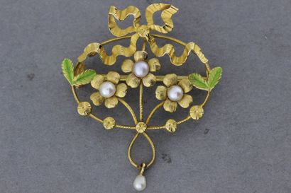 null 169- Broche "fleurs" en or centrées chacune d'une perle et d'une perle en pampille

Pds...