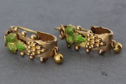 null 170- Paire de boucles d'oreilles Napoléon III en or à motifs de grappe de raisin

Pds...
