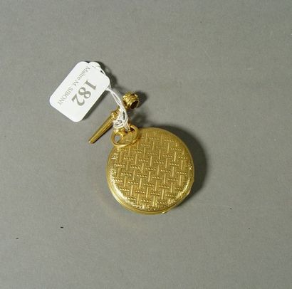 null 182- Montre de col et sa clef en or jaune

Pds brut : 26,40 g