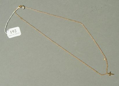 null 192- Collier en or rose orné d'un diamant et d'un pendentif ''croix'' serti...