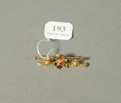 null 193- Broche en or jaune ornée d'un motif ''fer à cheval'', rubis et perles¨

Pds...