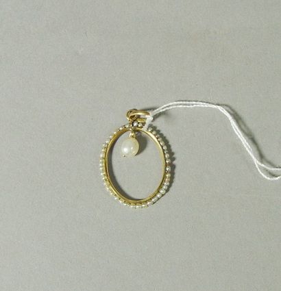 null 196- Pendentif ovale en or jaune orné de perles fines soutenant une perle fine...
