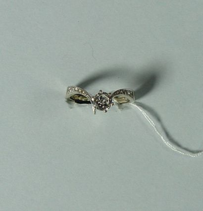 null 199- Bague ''Duchesse'' en or gris 14K sertie d'un diamant d'environ 0,60 ct

Tour...