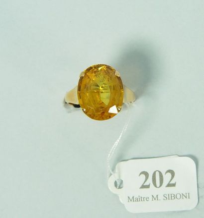null 202- Bague en or jaune sertie d'une importante citrine

Pds : 6,30 g