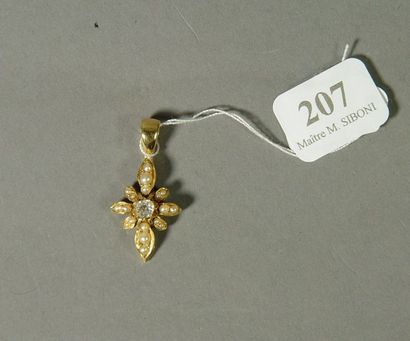 null 207- Pendentif ''fleur'' en or jaune serti d'un brillant et de perles

Pds :...