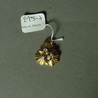 null 215-7- Pendentif ''fleur'' en or jaune serti de trois diamants

Pds brut : 4,84...