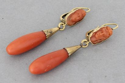 null 215- Paire de pendants d'oreilles en or ornées de camées sur corail retenant...
