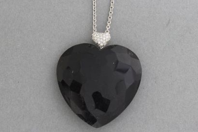 null 218- Chaîne en or gris ornée d'un pendentif "coeur" en pierre dure surmontée...