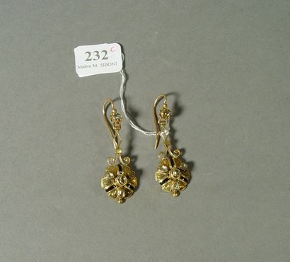 null 232- Pendants d'oreilles en or jaune, émail noir, sertis de petits diamants...