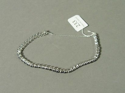 null 233- Bracelet ligne en or gris orné de saphirs facettes

Pds : 11,2 g