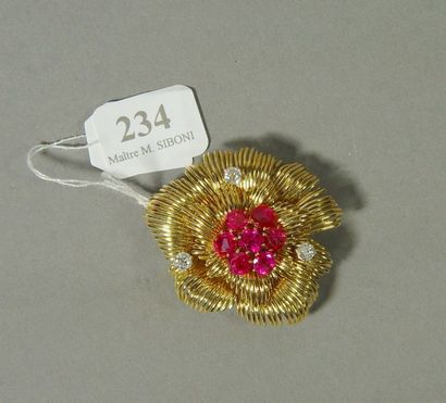 null 234- Broche ''fleur'' en or jaune, pistil serti de sept rubis et trois diamants...