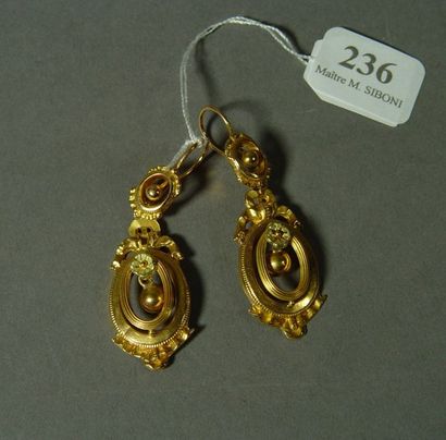 null 236- Pendants d'oreilles articulés en or jaune et or rose à décor de fleurs

XIXème...