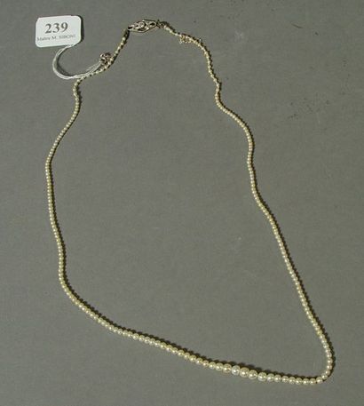 null 239- Collier de perles (présumées) fines en chute, fermoir en or gris et platine...