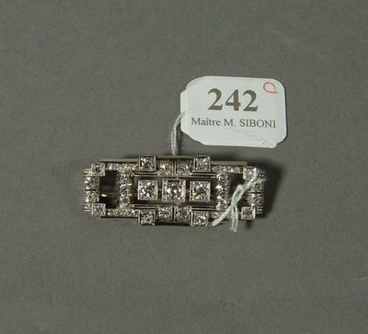 null 242- Broche plaque en alliage d'or gris 585 millième à motifs géométriques ajourés...