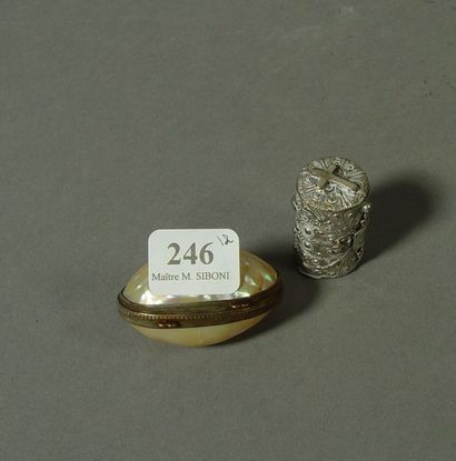 null 246- Boîte ovale en coquillage et boîte à onction en métal argenté ornée d'une...