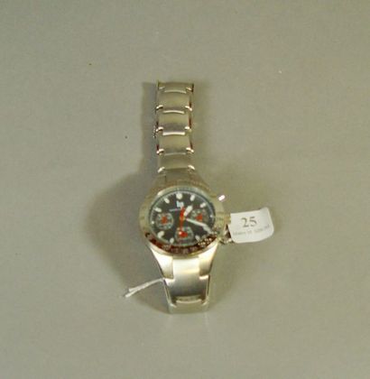 null 25- LIP

Montre chronographe, bracelet en acier