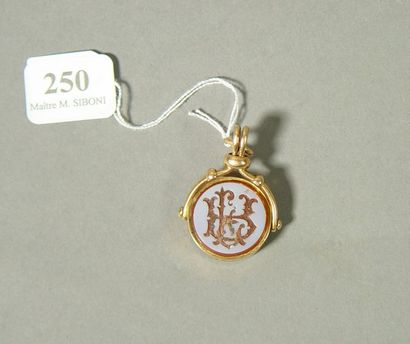 null 250- Pendentif ''sceau'' basculant, intaille sur agate gravée d'un monogramme

XIXème...