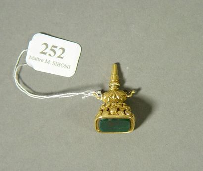 null 252- Clef de montre en or jaune ornée d'un jaspe sanguin

XIXème siècle

Pds...