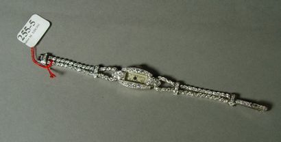 null 255-5- Montre bracelet de dame en or gris

Bracelet formé d'un double lien serti...