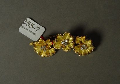 null 255-7- Broche barrette en or jaune à motif de trois fleurs en or ciselé et serties...