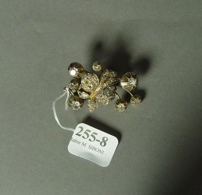 null 255-8- Broche ''feuille'' en or et argent sertie de diamants de taille ancienne

XIXème...