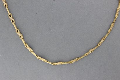 null 257- Collier en or orné de motifs sertis de brillants

Pds : 15,2 g