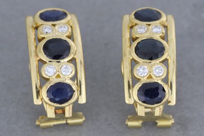 null 266- Paire de boucles d'oreilles en or ornées de saphirs séparés de brillants

Pds...
