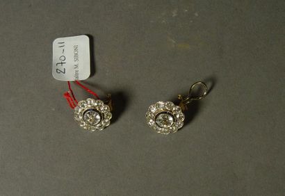 null 270-11- Boucles d'oreilles en or serties d'un diamant principal pesant environ...