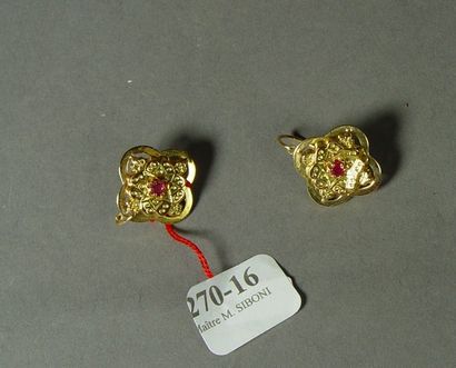 null 270-16- Boucles d'oreilles en or de forme polylobée serties de petits rubis
XIXème...