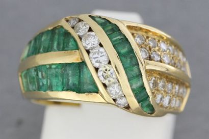 null 271- Bague "Tresse" en or ornée d'émeraudes et de brillants

Tour de doigt :...