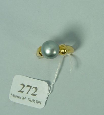 null 272- Bague en or ornée d'un cabochon épaulé de deux diamants de taille émeraude

Pds...