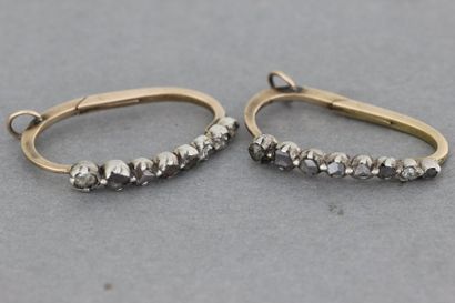 null 279- Paire de boucles d'oreilles poissardes en or serties de diamants

Pds :...