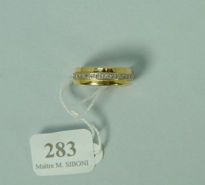 null 283- Bague en or jaune sertie d'une ligne de brillants

Pds : 4,55 g