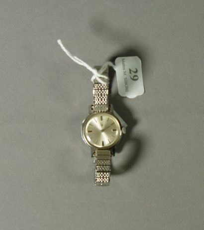 null 29- LIP

Montre femme en acier à remontoir

Bracelet élastique