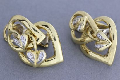 null 298- Paire de boucles d'oreilles en or de deux tons stylisant des cœurs entrelacés...