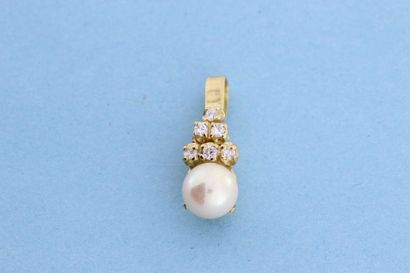 null 300- Pendentif en or ornée d'une perle surmontée de brillants

Pds : 2,8 g