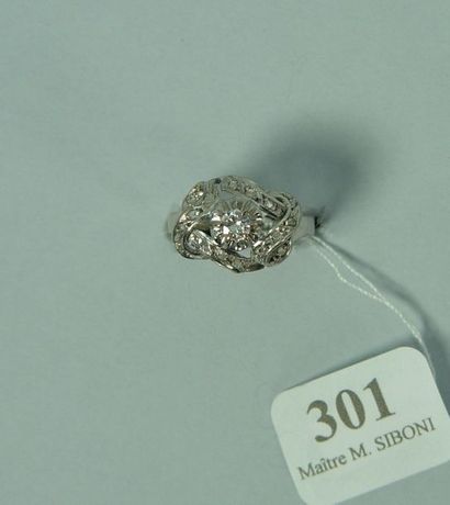 null 301- Bague en or ornée d'un diamant central dans un entourage de diamants

Pds...
