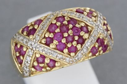 null 302- Bague boule en or pavée de rubis et de brillants

Pds : 7,4 g