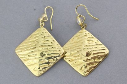 null 312- Paire de boucles d'oreilles en or en forme de losanges serties de pierres

Pds...